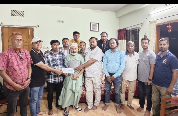 ফটোসাংবাদিক মামুন হাসানের পাশে এমজাস, চিকিৎসা তহবিলের অর্থ প্রদান