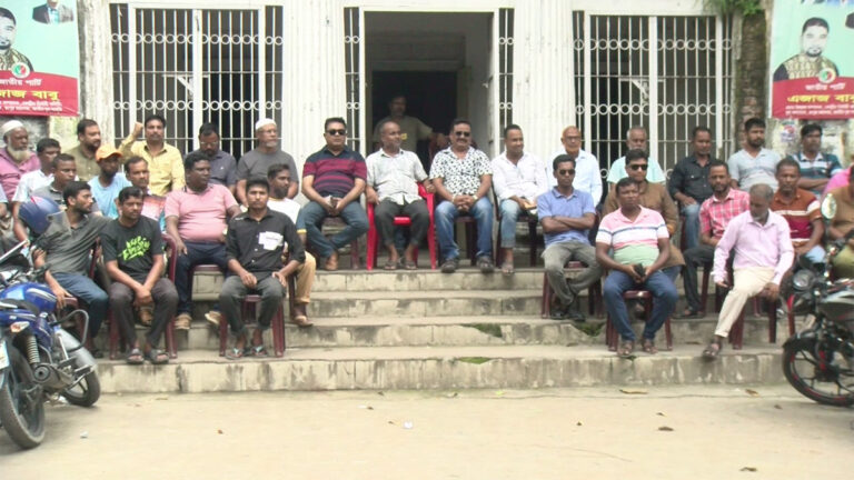 রংপুরে জাতীয় পার্টি কার্যালয়ে নেতাকর্মীদের অবস্থান