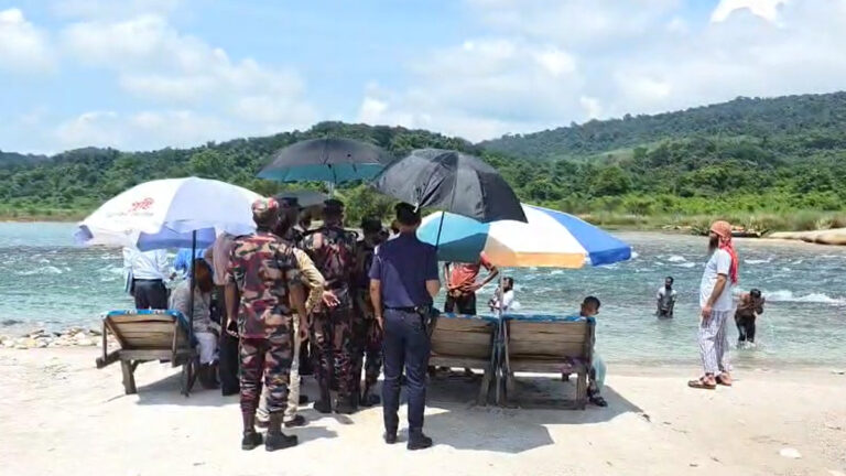 সাদাপাথর লুটের ঘটনাস্থল পরিদর্শন করছেন মন্ত্রিপরিষদ বিভাগের ৫ সদস্যের তদন্ত কমিটি