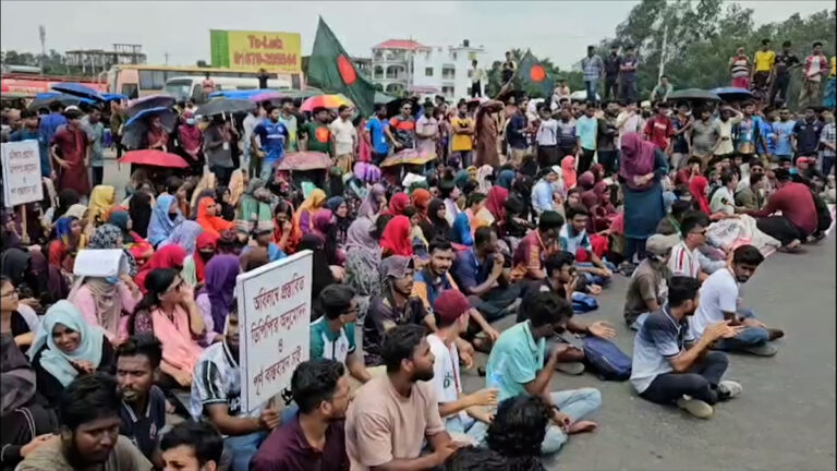 রবীন্দ্র বিশ্ববিদ্যালয়ের স্থায়ী ক্যাম্পাসের দাবিতে সিরাজগঞ্জে মহাসড়ক অবরোধ