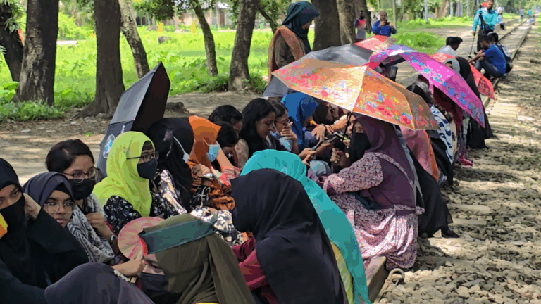 অনিদিষ্টকালের জন্য রেলপথ বন্ধের ঘোষণা শিক্ষার্থীদের