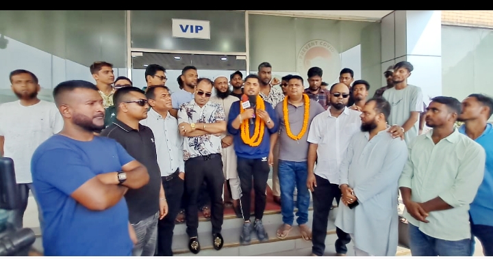 ফ্রান্স বিএনপি'র নেতা শামীমকে সিলেট বিমানবন্দরে সংবর্ধনা
