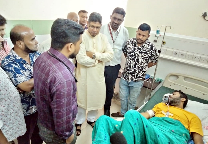 অসুস্থ যুবদল নেতা আলীর পাশে বদরুজ্জামান সেলিম