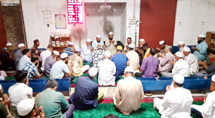 মতোওয়াল্লী খলিল খানের মায়ের মৃত্যুতে মদিনা মার্কেটে দোয়া মাহফিল