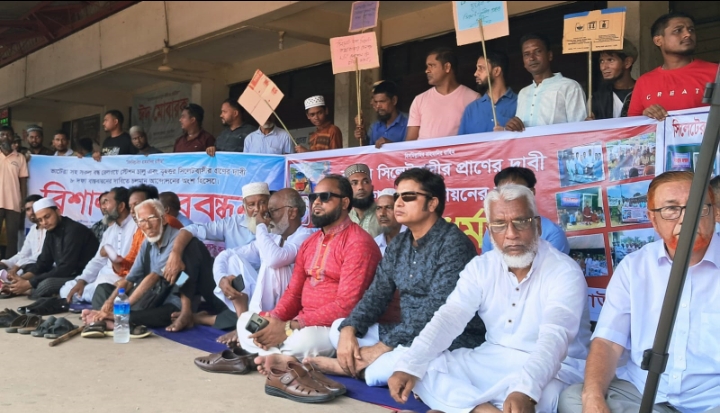 সিলেট রুটে নতুন ট্রেন চালু ও রেললাইন সংস্কারের দাবীতে কুলাউড়ায় অবস্থান ধর্মঘট পালিত