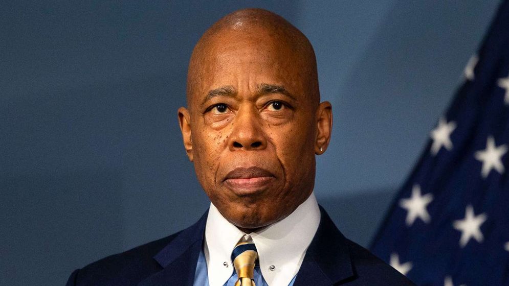 মামদানিকে বিপাকে ফেলতে সরে দাঁড়ালেন এরিক অ্যাডামস?