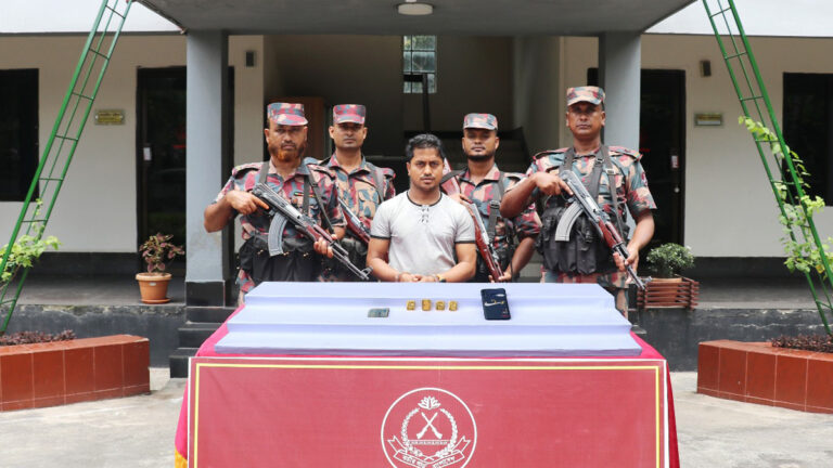 যশোরে ৪টি স্বর্ণের বারসহ চোরাকারবারি আটক করেছে বিজিবি