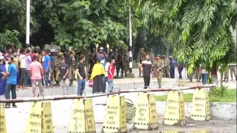নীলফামারীতে উত্তরা ইপিজেডে আইনশৃঙ্খলা বাহিনী-শ্রমিক সংঘর্ষ, নিহত ১ গুলিবিদ্ধ ৬