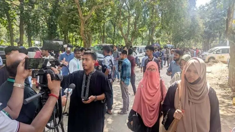 চাকসু নির্বাচনে শিক্ষার্থীদের জন্য বিশেষ শাটল ট্রেন ও বাস সার্ভিসের ব্যবস্থা