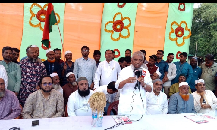 "পালিয়ে যাওয়া ফ্যাসিস্টরা বলতো উন্নয়নের মহাসড়ক, এখন আমি এখানে দেখতে পারছি উন্নয়নের মহাগর্ত":আরিফুল হক চৌধুরী