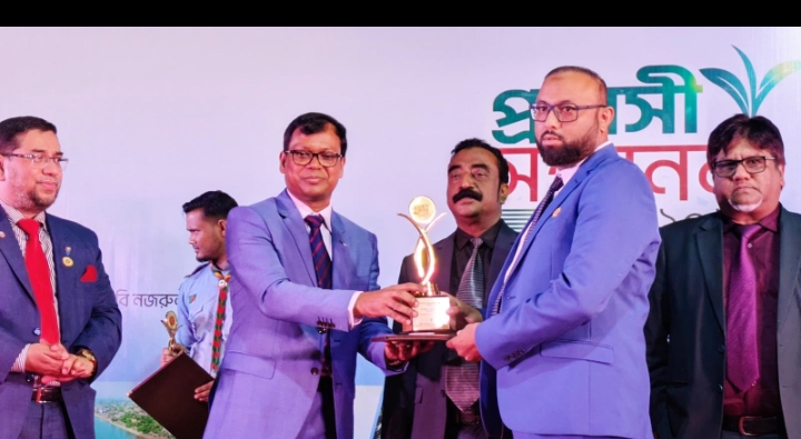 কমিউনিটি লিডার হিসেবে কামরুল আরিফ পেলেন রাষ্ট্রীয় সম্মাননা