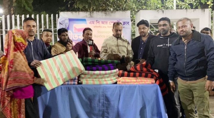 অসহায় ও শীতার্ত মানুষের মাঝে এম পি আর স্পোটিং ক্লাব মানিকপীর’র শীতবস্ত্র বিতরণ