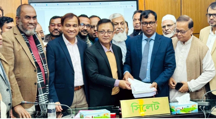 মুক্তিযুদ্ধা, জুলাই যুদ্ধা, চা শ্রমিক, সাংবাদিক ও তরুণ প্রজন্মের প্রতিনিধি নিয়ে মনোনয়ন জমা দিলন খন্দকার মুক্তাদির