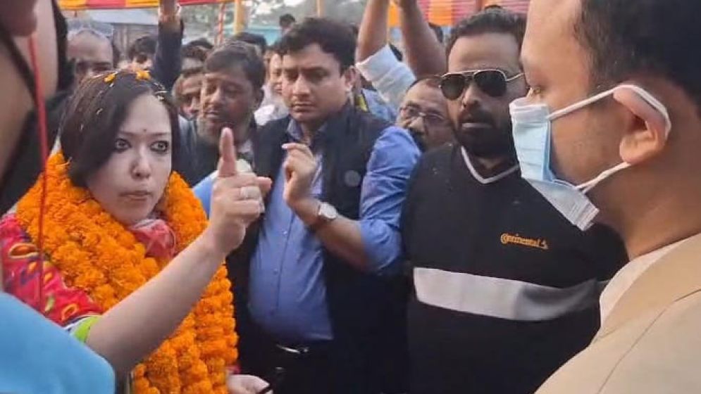 ‘আমি রুমিন না বললে আপনি এখান থেকে বের হতে পারবেন না’