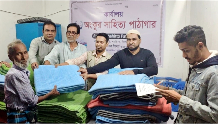 টুলটিকর অংকুর সাহিত্য পাঠাগারের শীতবস্ত্র বিতরণ