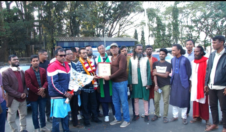 যুক্তরাজ্য প্রবাসী গীতিকার আছাব আলীকে সিলেট বিমানবন্দরে সংবর্ধনা প্রদান