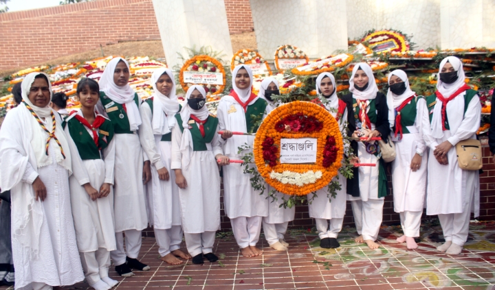 শহীদ মিনারে ভাষা শহীদদের প্রতি গার্ল গাইডস এসোসিয়েশন সিলেট অঞ্চল শ্রদ্ধাঞ্জলি অর্পণ