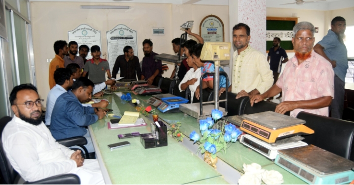 মদিনা মার্কেটে বিএসটিআই-এর অভিযান, ওজন ও পরিমাপ যন্ত্রপাতি ভেরিফিকেশন