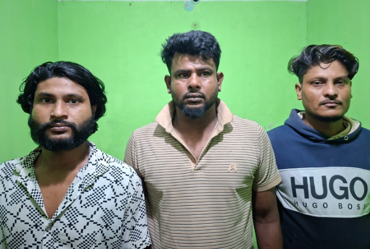 মোগলাবাজার অভিযান চালিয়ে   মোটরসাইকেল ও ছিনতাইকারীসহ  ৩ জনকে গ্রেফতার করে পুলিশ 