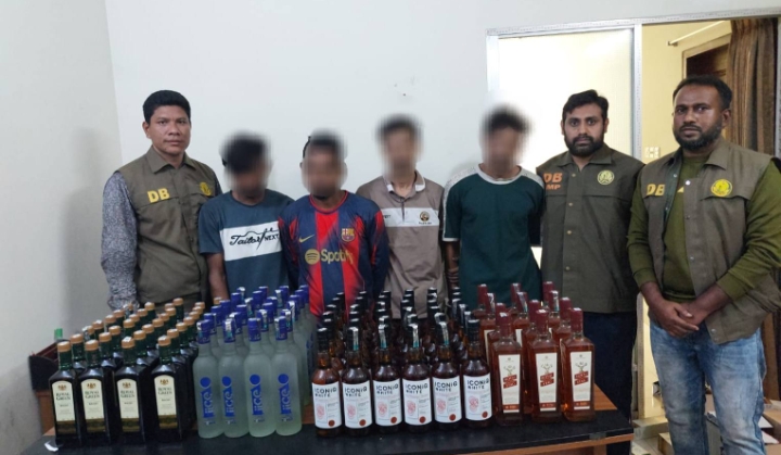 ১০২ বোতল বিদেশি মদসহ ৪ জনকে গ্রেফতা করে গোয়েন্দা পুলিশ