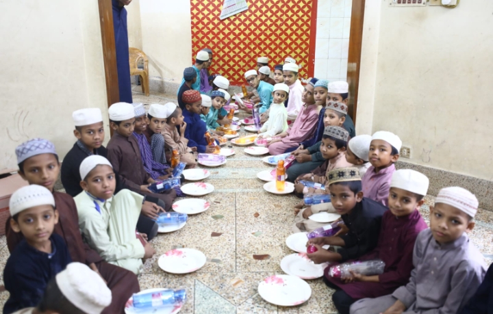মানবিক উদ্যোগে মাদ্রাসাশিক্ষার্থীদের সহায়তা দিল ‘গ্ল্যামডাস্ট’