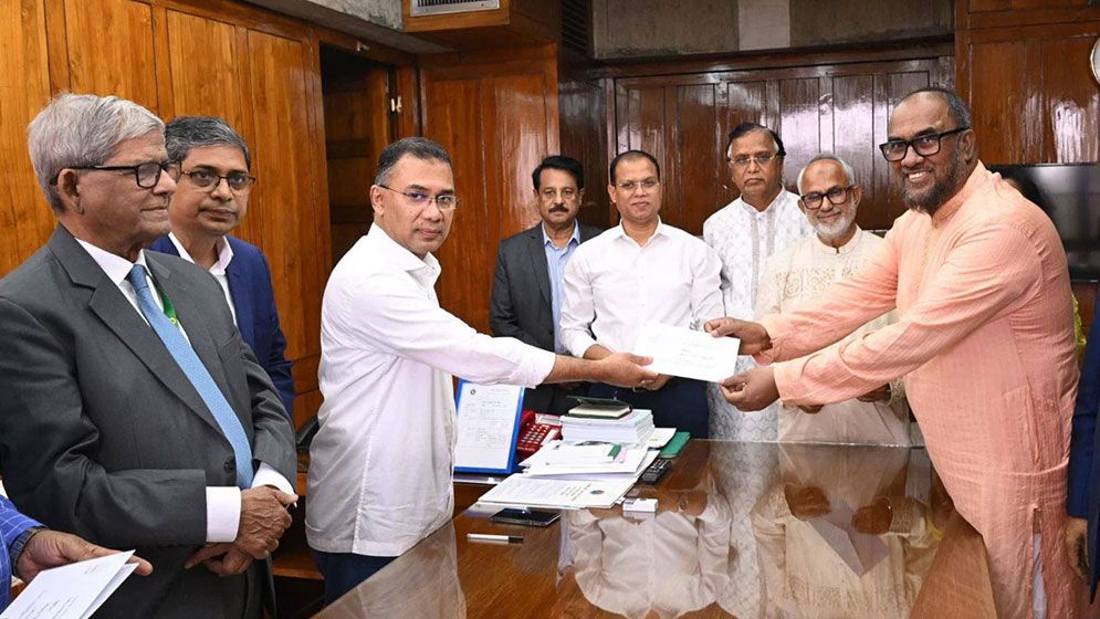 ১২ সিটির পরিচ্ছন্নতাকর্মীদের ঈদ উপহার দিলেন প্রধানমন্ত্রী