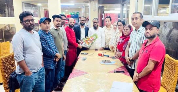 সিলেট অলটাইম নিউজ ডটকমর উপদেষ্টা সানোয়ার আলীকে ফুলের শুভেচ্ছা