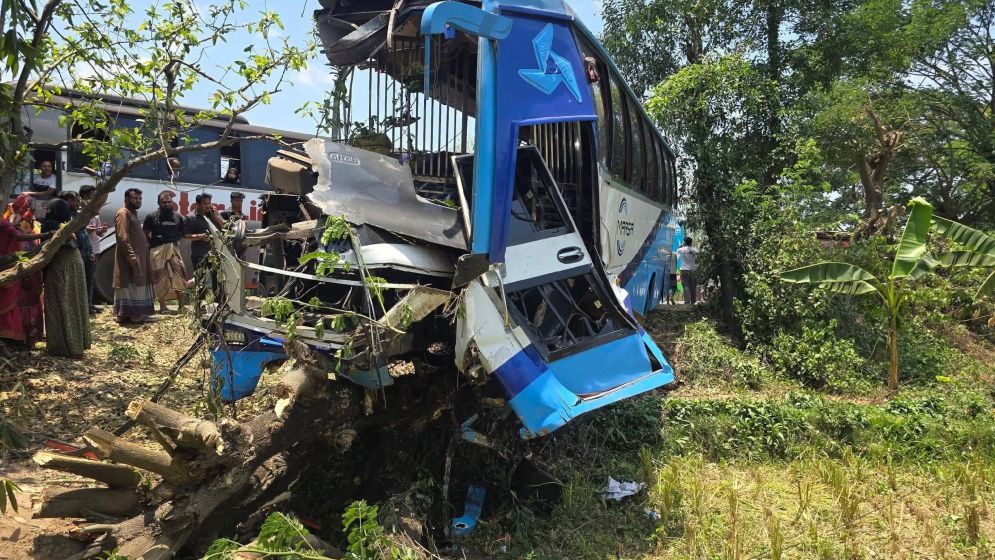 চট্টগ্রামে দুই বাসের মুখোমুখি সংঘর্ষে নিহত ৪