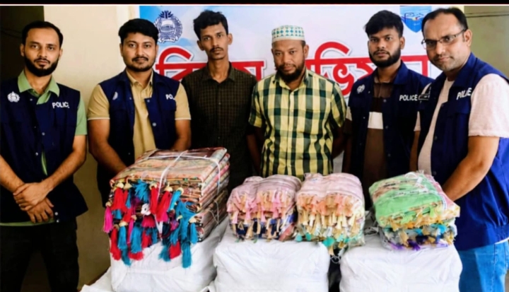 ভারতীয় শাড়ি ও থ্রি-পিসসহ দুই চো রা কারবারিকে গ্রেফতার করেছে মডেল থানা পুলিশ