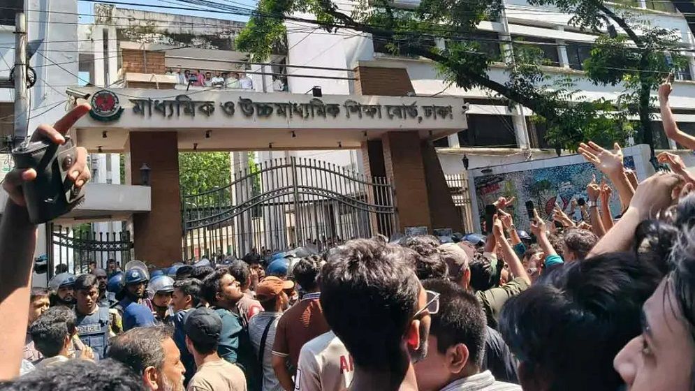 ঢাকা বোর্ড ঘেরাও শিক্ষার্থীদের