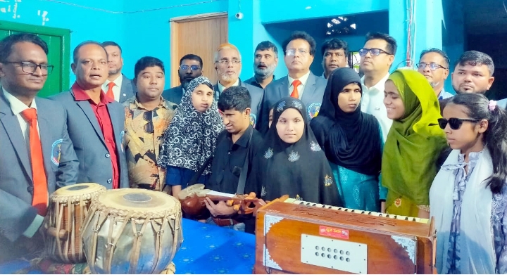 এপেক্স বাংলাদেশের জাতীয় সভাপতির নেতৃত্বে জিডিএফ পরিদর্শন ‘দৃষ্টি প্রতিবন্ধী শিক্ষার্থীদের মাঝে ফল ও চারা বিতরণ’