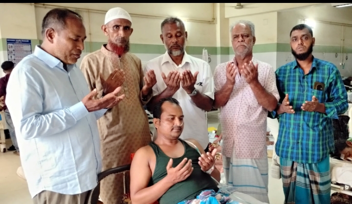 অসুস্থ ফটো সাংবাদিক আব্দুল খালিকের শয্যাপাশে সিলেট জেলা রিক্সা শ্রমিক ইউনিয়নের নেতৃবৃন্দ