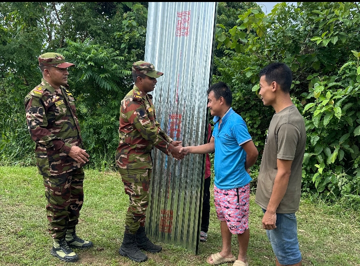 নানিয়ারচর সেনা জোন "১৭ ই বেংগল" কর্তৃক বসতবাড়ি আগুনে ক্ষতিগ্রস্ত পরিবারের মাঝে ঢেউটিন প্রদান