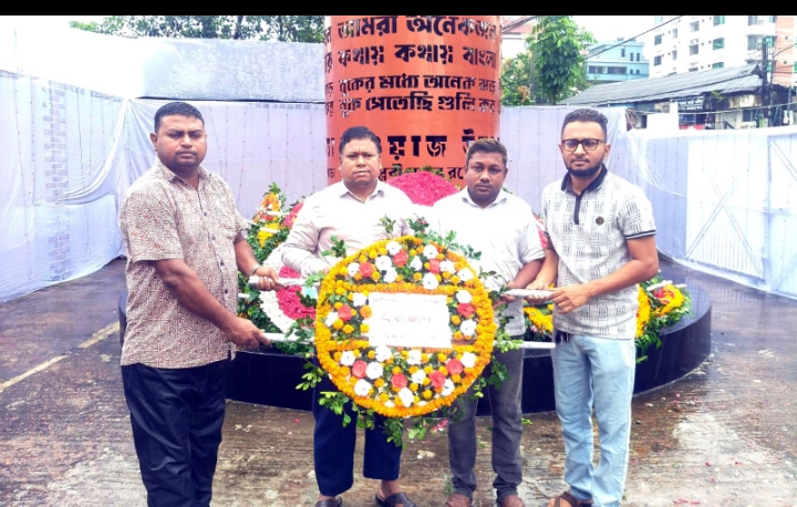 জুলাই স্মৃতিস্তম্ভে সিলেট অনলাইন প্রেসক্লাবের শ্রদ্ধা নিবেদন