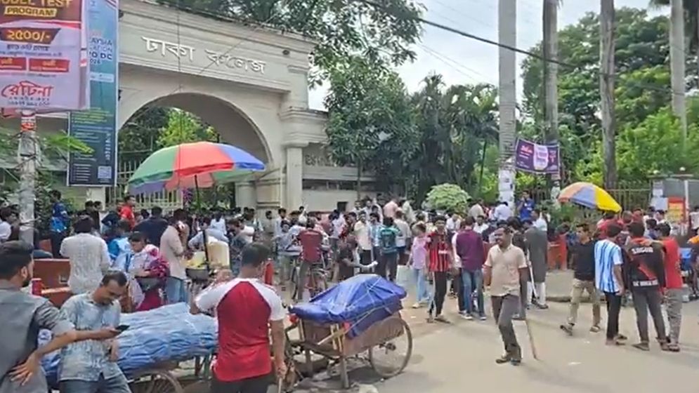 ঢাকা কলেজে ছাত্রদল-শিবির সংঘর্ষ