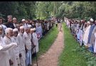 সরকারি জায়গা উদ্ধার না করে কবরস্থানের ওপর দিয়ে রাস্তা নির্মাণের প্রতিবাদে মানববন্ধন
